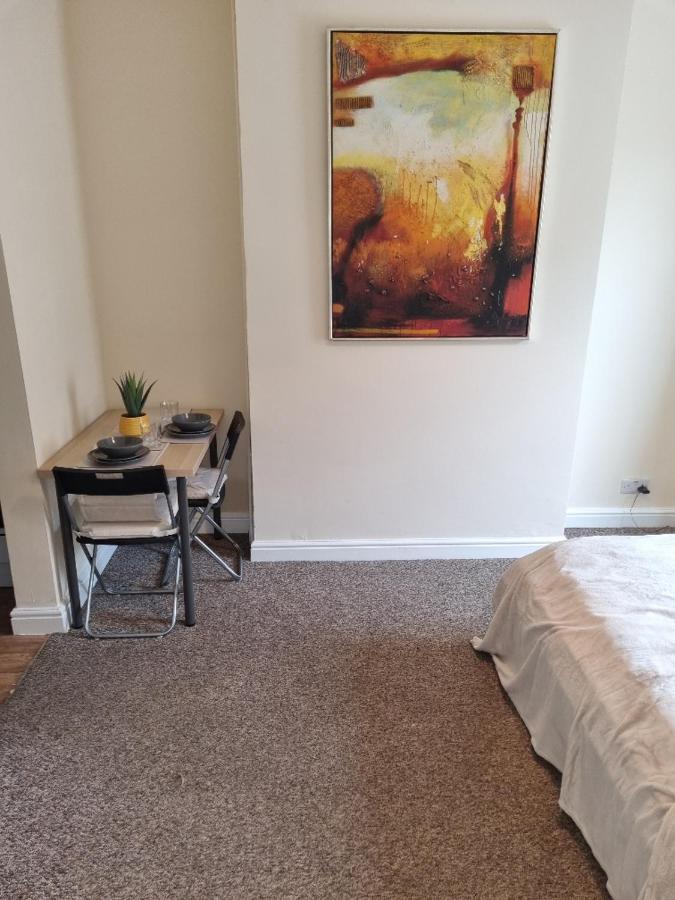 Lovely 1-Bedroom Condo Near The Sea Front Сътън он Сий Екстериор снимка