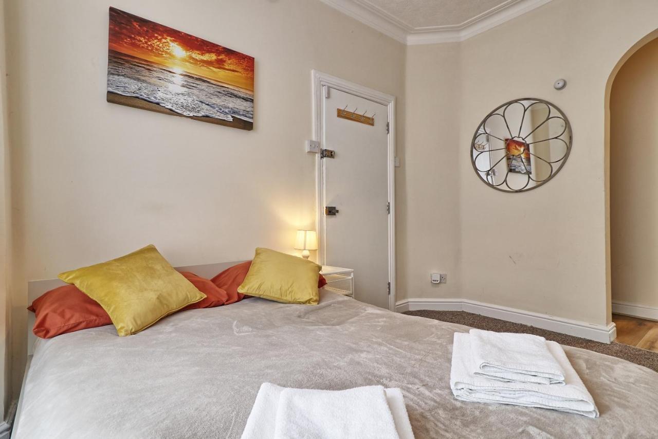 Lovely 1-Bedroom Condo Near The Sea Front Сътън он Сий Екстериор снимка
